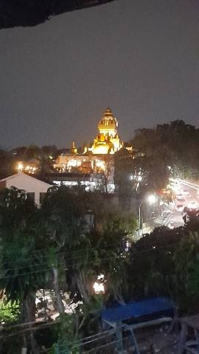 foto vihara pada malam hari 2024