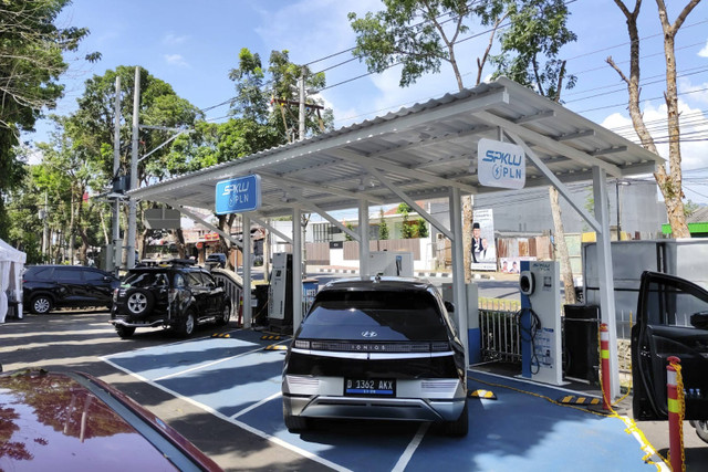 Genset PLN tampak di sekitar tenda-tenda menteri di Borobudur International Golf & Country Club. Foto: Arfiansyah Panji Purnandaru/kumparan