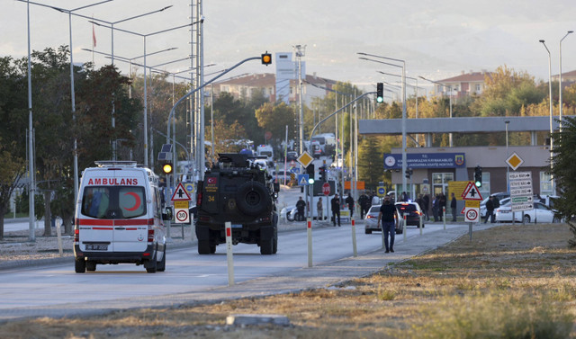 Ambulans melaju di Kahramankazan, sekitar 40 kilometer (25 mil) sebelah utara Ankara pada tanggal 23 Oktober 2024. Foto: Adem Altan/AFP