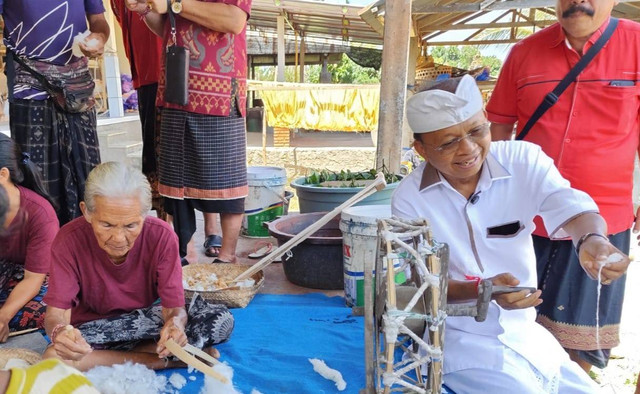 Wayan Koster (kanan) saat berkunjung ke desa penenun di Karangasem, Bali - IST