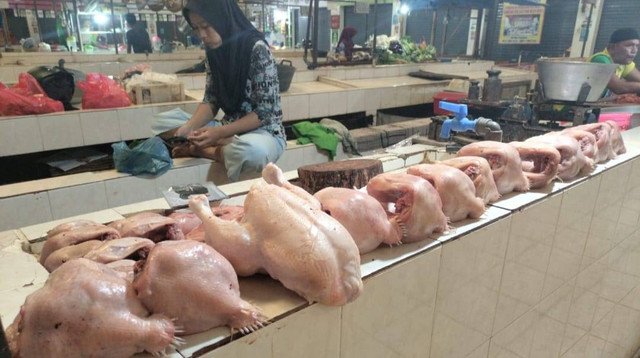 Karkas ayam ras, terjual sudah terpisah dari bagian kepala. Foto : Dok. Pribadi.