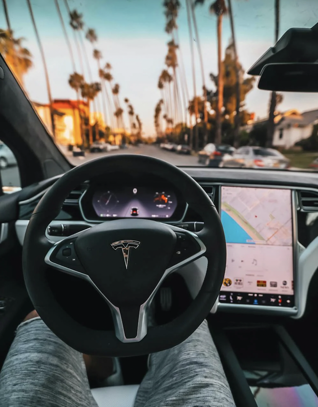 Tesla. Gambar oleh Roberto Nickson from Pexels: https://www.pexels.com/photo/person-sitting-inside-car-2526127/