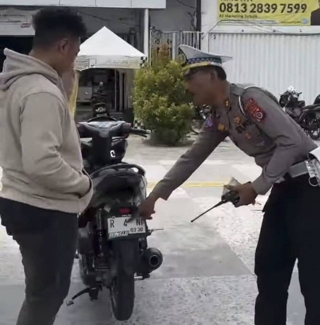 Pria d Yogya ditilang karena pasang pelat motor atas nama pacarnya. Foto: Dok. Istimewa