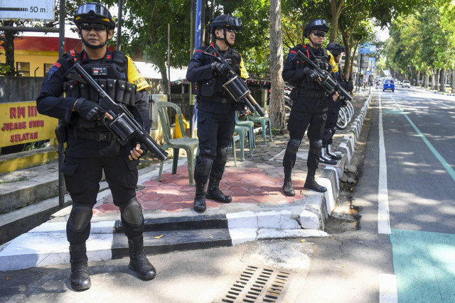 Anggota Brimob berjaga jelang rapat kerja Presiden Prabowo Subianto dan retreat Kabinet Merah Putih 2024-2029 di kawasan Akademi Militer (Akmil) Magelang, Jawa Tengah, Kamis (24/10/2024). Foto: Muhammad Adimaja/ANTARA FOTO