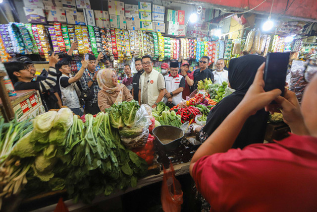 Calon  Gubernur Jakarta nomor urut satu Ridwan Kamil berbincang dengan pedagang saat blusukan di Pasar Kebayoran, Jakarta, Kamis (24/10/2024). Foto: Iqbal Firdaus/kumparan