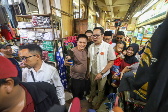 Calon Gubernur Jakarta nomor urut satu Ridwan Kamil berbincang dengan pedagang saat blusukan di Pasar Kebayoran, Jakarta, Kamis (24/10/2024). Foto: Iqbal Firdaus/kumparan