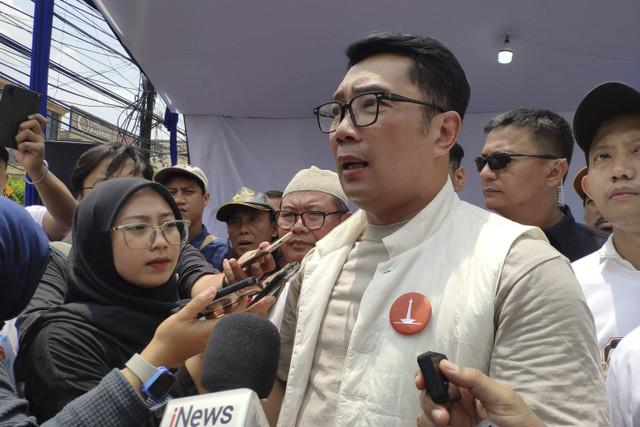 Cagub Jakarta, Ridwan Kamil, menerima seorang cincin dari salah satu warga, Kamis (24/10/2024). Foto: Alya Zahra/kumparan 