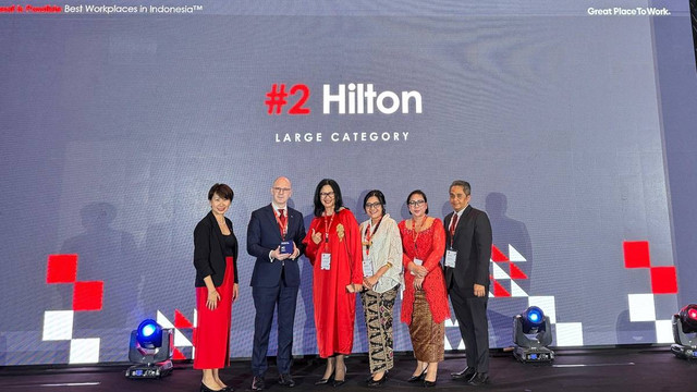 Hilton meraih peringkat #2 kategori organisasi berukuran besar di tahun 2024 sekaligus menjadi perusahaan perhotelan terbaik di Indonesia oleh Great Place To Work. Foto: Dok. Scop3