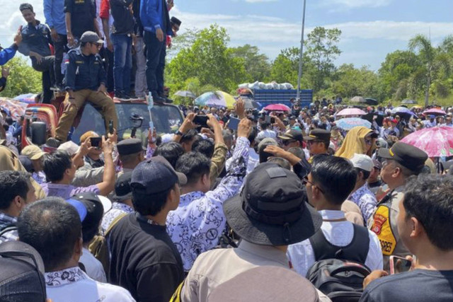 Ribuan guru yang menyambut Supriyani di depan PN Andoolo, Konawe Selatan, Sulawesi Tenggara, Kamis (24/10/2024). Foto: La Ode Muh Deden Saputra/ANTARA