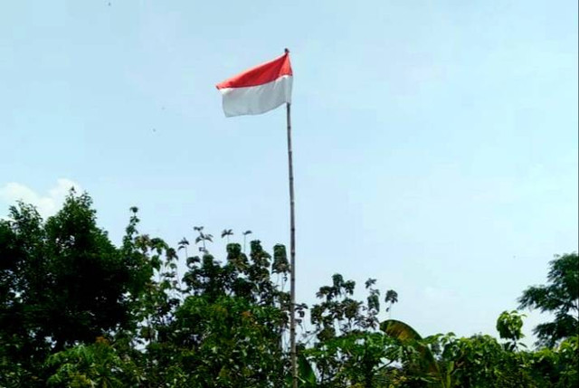 foto bendera indonesia di depan rumah saya (source: dokumen pribadi)