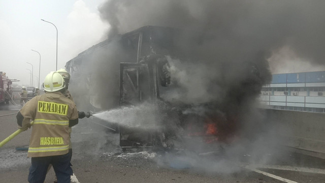 Kebakaran bus pariwisata di Jalan Tol Wiyoto Wiyono KM 3 pada Kamis (24/10/2024). Foto: Dok. Istimewa