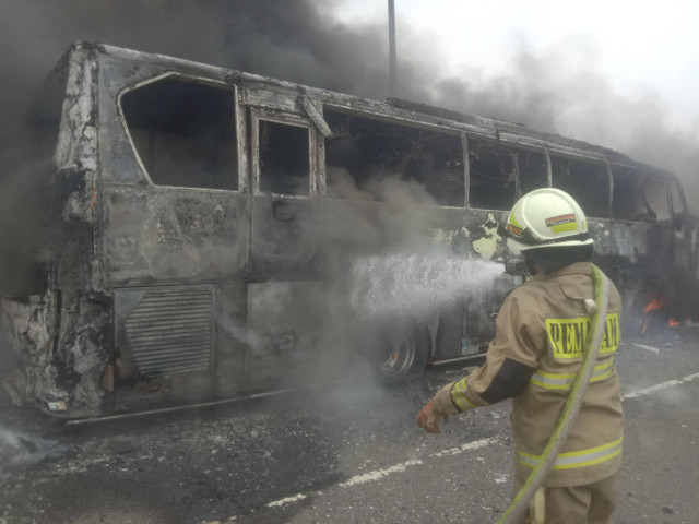 Kebakaran bus pariwisata di Jalan Tol Wiyoto Wiyono KM 3 pada Kamis (24/10/2024). Foto: Dok. Istimewa