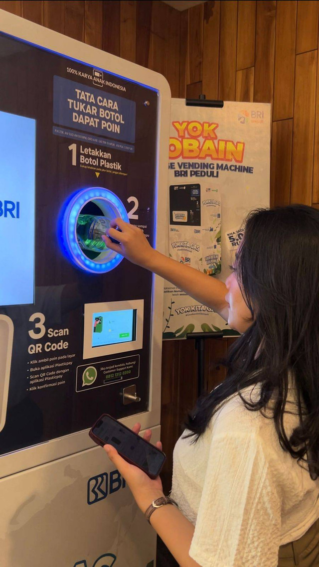 BRI menghadirkan Reverse Vending Machine untuk mendorong para karyawan terbiasa memilah sampah. Foto: kumparan