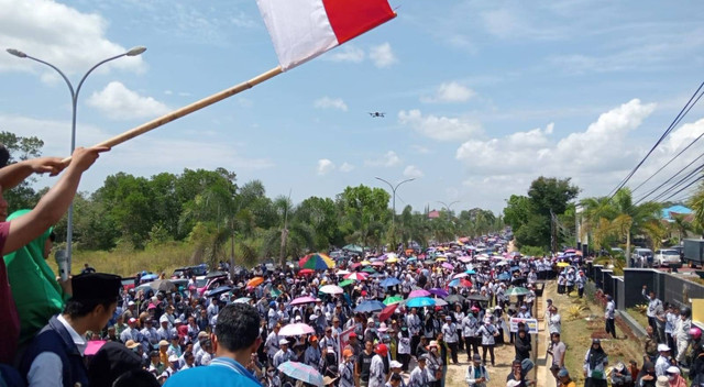 Ribuan guru di sultra padati PN Andoolo, Konawe Selatan. Foto: Dok. Istimewa.