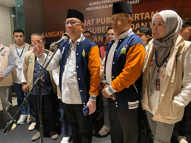 Pasangan calon Gubernur Kalbar nomor urut 1 saat menggelar jumpa pers usai mengikuti debat pertama. Foto: Yulia Ramadhiyanti/Hi!Pontianak