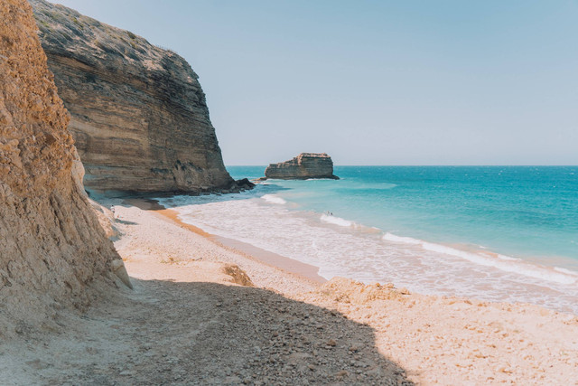 [Pantai Jonggring Saloko] Foto hanya ilustrasi, bukan tempat sebenarnya. Sumber: unsplash/Asael Pena