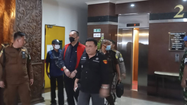 Tiga hakim PN Surabaya yang ditangkap Kejagung mengenakan rompi oranye di Kantor Kejaksaan Tinggi (Kejati) Jawa Timur. Foto: Dok. Istimewa