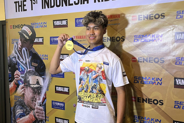 Pebalap Indonesia, Aldi Mahendra, yang jadi juara World Supersport 300 2024 hadir di Jakarta pada Kamis (24/10/2024). Foto: Azrumi El Ghazali/kumparan