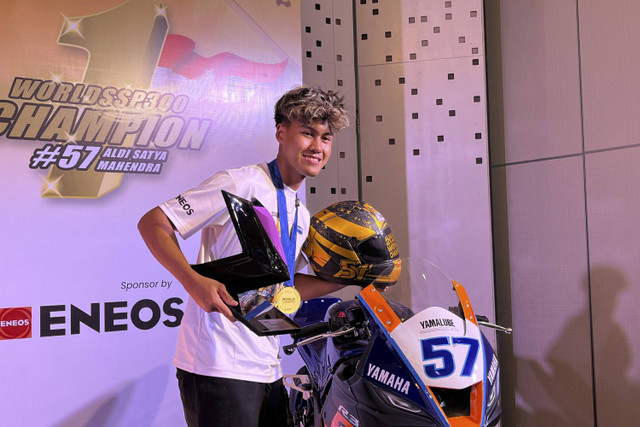 Pebalap Indonesia, Aldi Mahendra, yang jadi juara World Supersport 300 2024 hadir di Jakarta pada Kamis (24/10/2024). Foto: Azrumi El Ghazali/kumparan