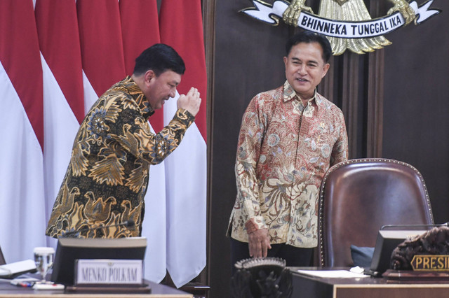 Menteri Koordinator Politik dan Keamanan Budi Gunawan menyapa Menteri Koordinator Hukum dan HAM, Imigrasi dan Pemasyarakatan Yusril Ihza Mahendra sebelum mengikuti sidang kabinet paripurna di Kantor Presiden, Jakarta, Rabu (23/10/2024). Foto: Hafidz Mubarak A/Antara Foto 