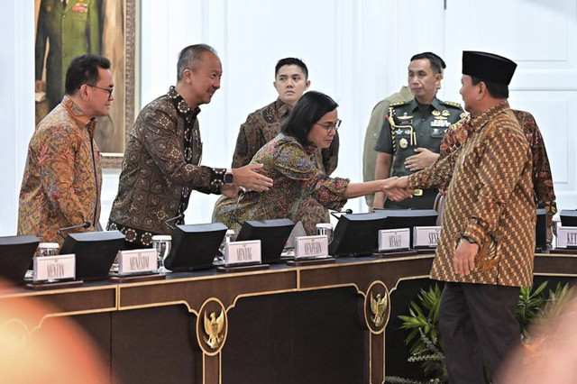 Presiden Prabowo Subianto berjabat tangan dengan Menteri Keuangan Sri Mulyani sebelum sidang kabinet paripurna di Kantor Presiden, Jakarta, Rabu (23/10/2024). Foto: Instagram/ @smindrawati