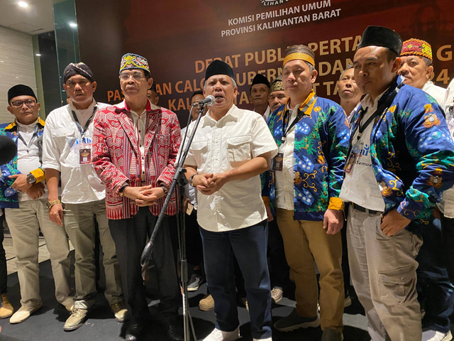 Pasangan Muda Mahendrawan dan Jakius Sinyor saat menggelar jumpa pers. Foto: Yulia Ramadhiyanti/Hi!Pontianak