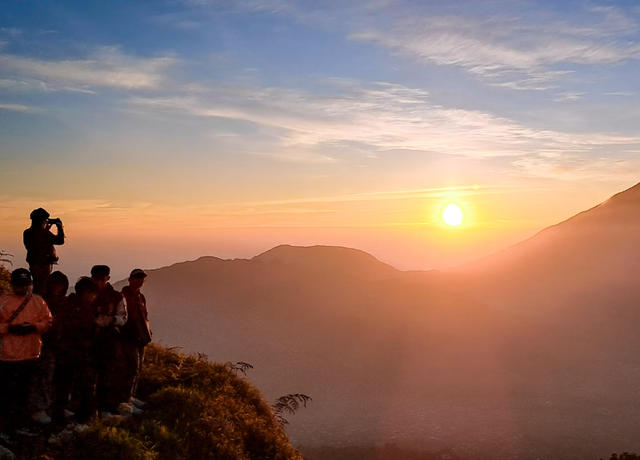 Pintu Langit Sky View Dieng. Foto hanyalah ilustrasi, bukan tempat yang sebenarnya. Sumber: Unsplash/Ake Widyastomo