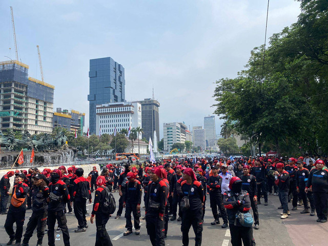 Demo Partai Buruh dan Aliansi Buruh di Patung Kuda, Jakarta Pusat pada Kamis (24/10). Foto: Abid Raihan/kumparan