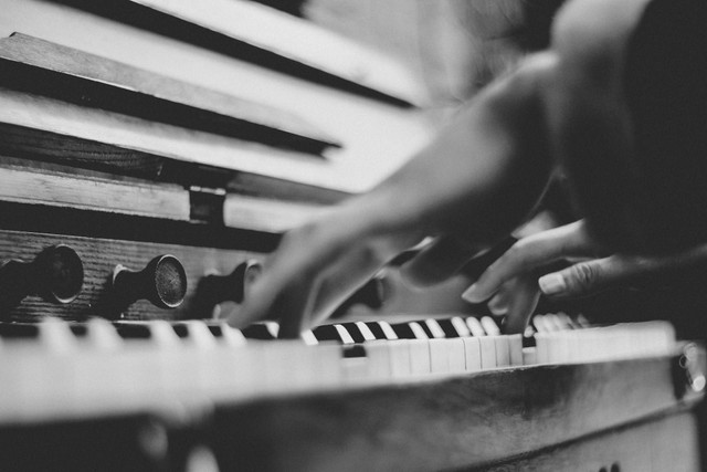 Ilustrasi seseorang memainkan piano (sumber: Guang Yang/unsplash.com)