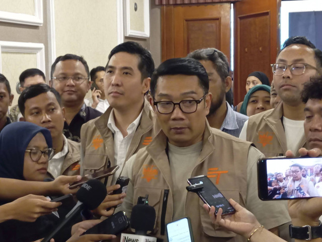 Calon Gubernur Jakarta nomor urut satu Ridwan Kamil menjawab pertanyaan wartawan usai bertemu dengan generasi Z, di Menera Peninsula, Jakarta Barat, Kamis (24/10/2024).  Foto: Alya Zahra/kumparan 