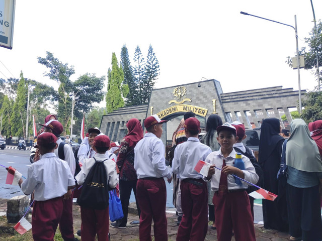 Anak sekolah mulai berkumpul sambut presiden, wapres, dan para menteri di Akmil Magelang, Kamis (24/10). Foto: Arfiansyah Panji Purnandaru/kumparan