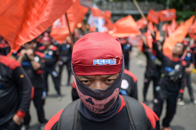 Sejumlah buruh mengikuti unjuk rasa di kawasan Patung Kuda, Jakarta, Kamis (24/10/2024). Foto: ANTARA FOTO/Fauzan