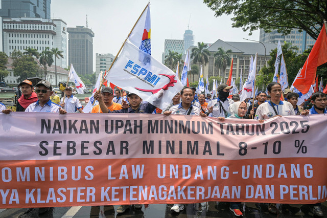 Sejumlah buruh berjalan sambil membentangkan spanduk saat berunjuk rasa di kawasan Patung Kuda, Jakarta, Kamis (24/10/2024). Foto: ANTARA FOTO/Fauzan