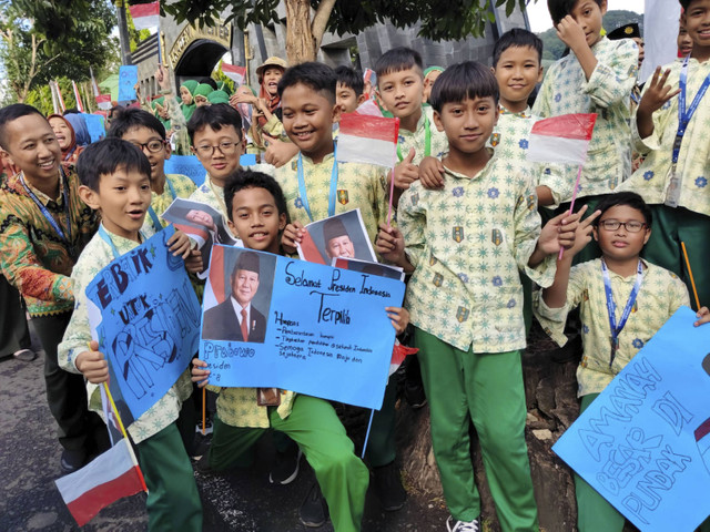 Sejumlah siswa bawa poster dan foto untuk sambut Presiden Prabowo Subianto di Akmil Magelang, Kamis (24/10/2024). Foto: Arfiansyah Panji Purnandaru/kumparan