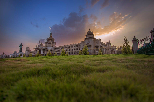 Gambar Istana sentris dalam hikayat. Sumber: pexels.com