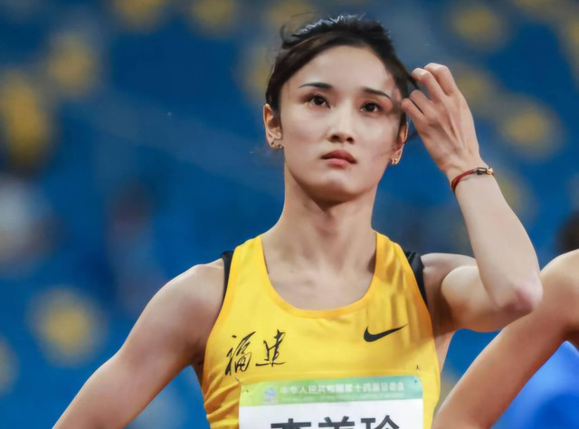 Pelari maraton perempuan asal China, Li Meizhen yang menstruasi saat race. Foto: Instagram @saathipads