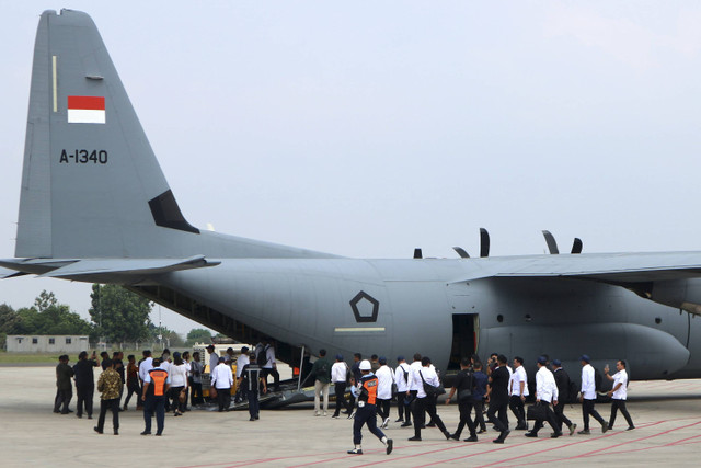 Menteri Kabinet Merah Putih berjalan untuk menaiki pesawat C-130 J Super Hercules A-1340 TNI AU di Base Ops Lanud Halim Perdanakusuma, Jakarta, Kamis (24/10/2024). Foto: Rangga Pandu Asmara Jingga/Antara