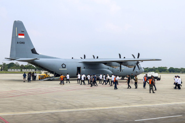 Menteri Kabinet Merah Putih berjalan untuk menaiki pesawat C-130 J Super Hercules A-1340 TNI AU di Base Ops Lanud Halim Perdanakusuma, Jakarta, Kamis (24/10/2024). Foto: Rangga Pandu Asmara Jingga/Antara