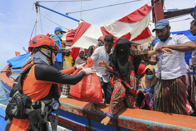 Personel gabungan mengevakuasi imigran etnis Rohingya di perairan laut di Labuhan Haji, Aceh Selatan, Aceh, Kamis (24/10/2024). Foto: Syifa Yulinnas/ANTARA FOTO