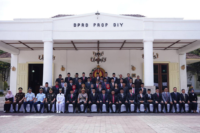 DPRD DIY melantik 4 Pimpinan Dewan periode 2024-2028. Foto: Istimewa.