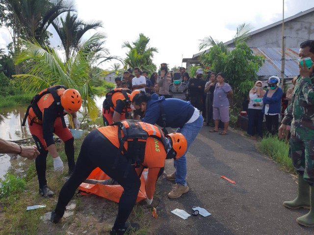 Petugas melakukan evakuasi jasad korban perahu speed tenggelam. Foto: Dok. Istimewa