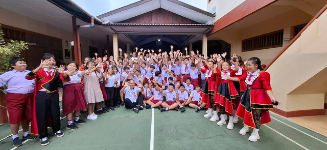 Siswa dan Siswi SD di Langowan, Minahasa, mengikuti program Anak Sehat Indonesia Kuat atau ASIK yang digelar Yayasan LPKGI.