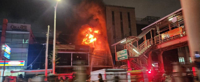 Kebakaran bangunan di Jalan Mampang Prapatan. Foto: pembaca kumparan/Sari