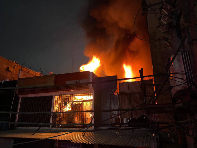 Kebakaran sebuah ruko di Mampang, Jakarta Selatan pada Kamis (24/10/2024) malam. Foto: Abid Raihan/kumparan