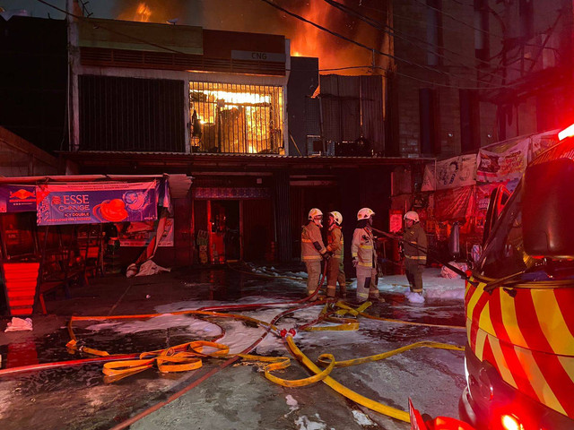 Petugas pemadam berusaha memadamkan api yang membakar sebuah ruko di Mampang, Jakarta Selatan pada Kamis (24/10/2024) malam. Foto: Abid Raihan/kumparan