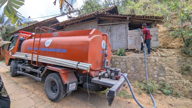 Proses dropping air bersih oleh Forkom Diskop UKM DIY ke salah satu titik di Kulon Progo. Foto: BPBD DIY