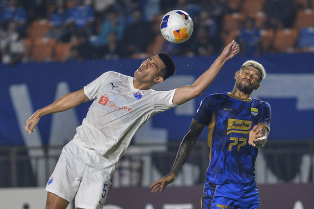 Pemain Persib Bandung Ciro Alves berebut bola dengan pemain Lion City Sailors Singapura Lionel Tan pada pertandingan AFC Champions League Two Group F di Stadion Si Jalak Harupat, Kabupaten Bandung, Jawa Barat, Kamis (24/10/2024). Foto: Raisan Al Farisi/ANTARA FOTO