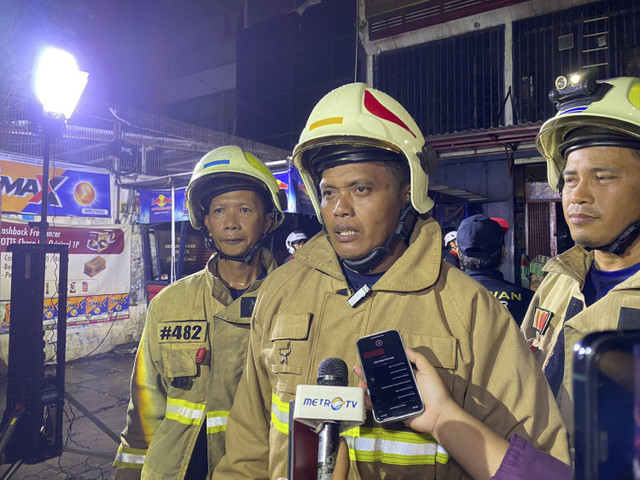 Perwira piket Sudin Gulkarmat Jaksel, Suhudi di kebakaran sebuah toko sembako, Mampang Prapatan, Jakarta Selatan pada Kamis (24/10/2024). Foto: Abid Raihan/kumparan