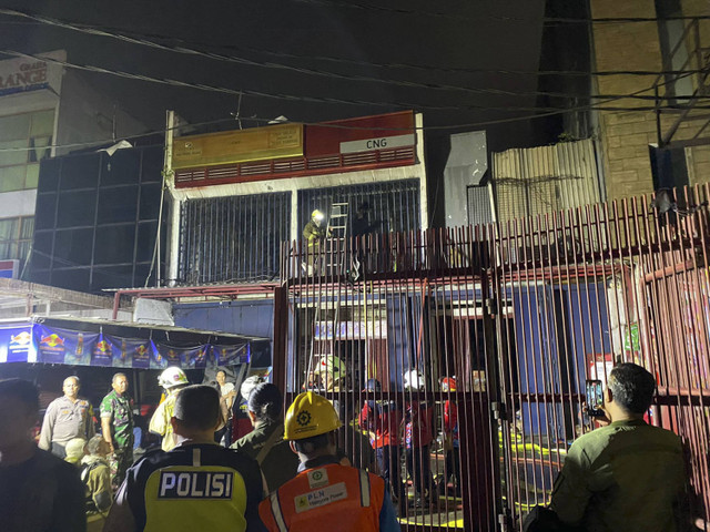 Toko bangunan yang terbakar di Mampang Prapatan, Jaksel sudah padam pada Kamis (24/10/2024). Foto: Abid Raihan/kumparan