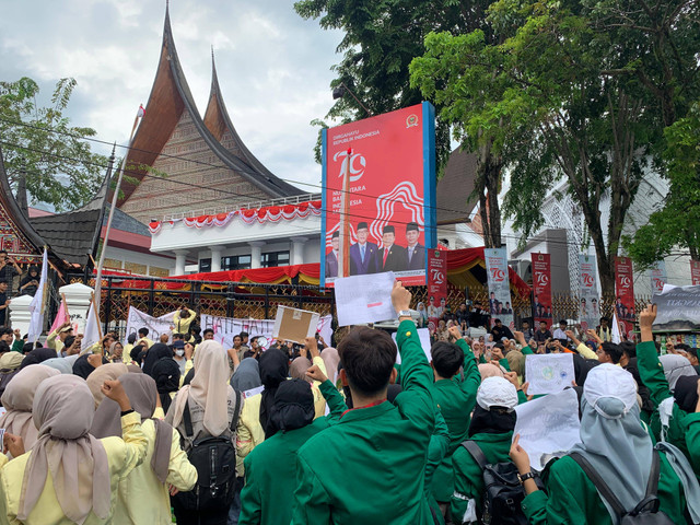 Aksi mahasiswa yang tergabung dalam Aliansi BEM se Sumbar di depan Kantor DPRD Sumbar untuk mengawal Putusan MK (26/08/24) (Dokumentasi pribadi penulis)